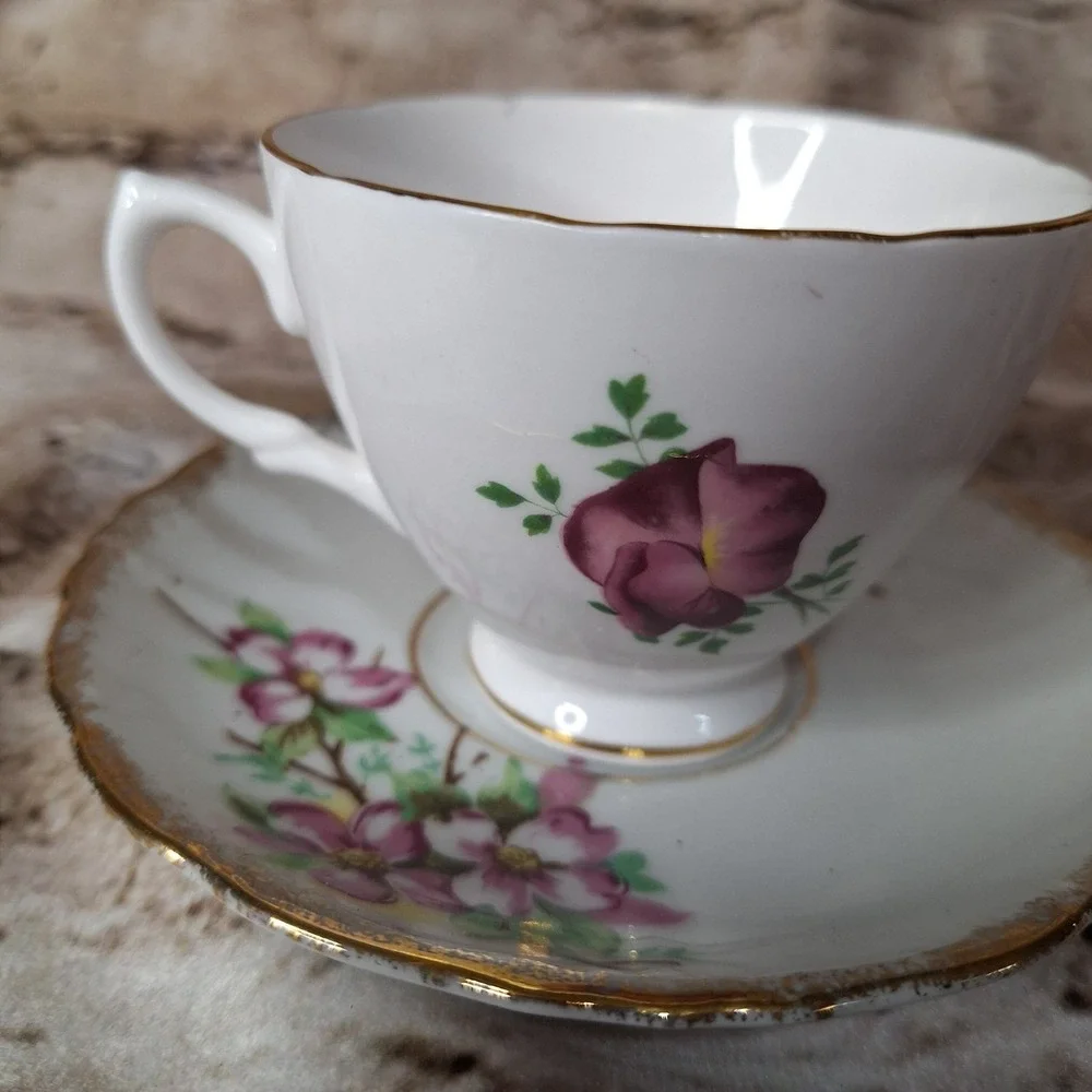 Crown Royal Vale bone china‎ cup & Saucer Sweet Pea Flower motif E46  & 2552